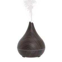 Difuzér s adaptér a diaľkovým ovládačom v tmavom drevenom vzore.