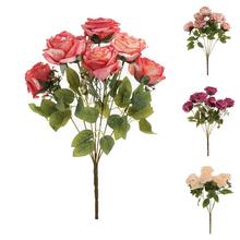 Kytica sušených ruží v rôznych farbách.