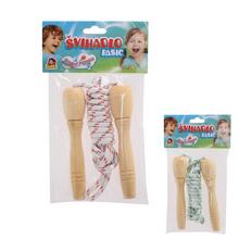 Drevené švihadlo s farebným povrazom.