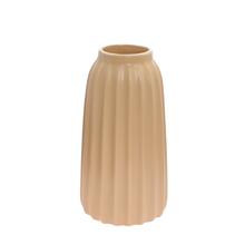 Žltá keramická váza na suché aranžovanie.