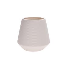 Biela váza na suché aranžovanie s jemným vzorom.