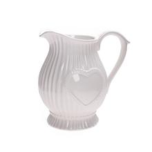 Biela keramická váza džbán s dekoratívnym srdcom.