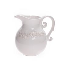 Biely keramický džbán s dekoratívnym vzorom.