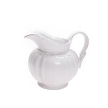 Biely keramický džbán s dekoratívnym dizajnom.