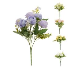 Kytica umelých ruží v rôznych farbách.