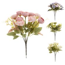 Umelá kytica ranunculus v mixe farieb.