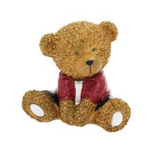 Medveď sediaci s červeným tričkom.