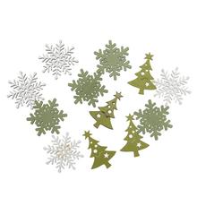 Drevené ozdoby v bielo-zelenom mixe, obsahujúce snehové vločky a vianočné stromčeky.