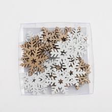 Drevené ozdoby vločky v natúrnej a bielej farbe, balenie 24 kusov.