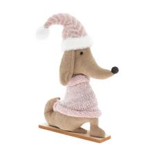 Textilná figúrka psa v ružovom svetri a čiapke.