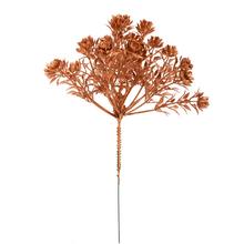 Medený zápich s drobnými kvetmi.