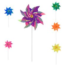 Farebná vrtuľka do záhrady s rôznymi vzormi.