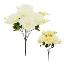 Umelá kytica s bielymi kvetmi a zelenými listami.