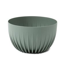 Sivá zelená dizajnová misa s rebrovaným povrchom.