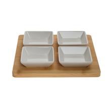 Sada servírovacích misiek na bambusovej podložke.