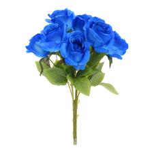 Umelá kytica modrých ruží.