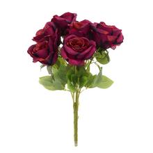 Kytica umelých ruží v tehlovo-fialovej farbe.