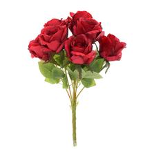 Kytica umelých červených ruží.
