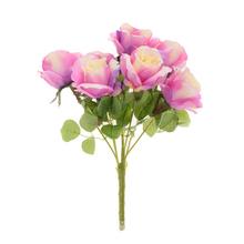 Kytica umelých ruží v fialovo-krémovej farbe.