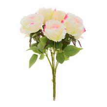 Kytica umelých ruží v krémovo-lososovej farbe.