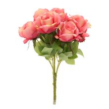 Kytica umelých ruží v krémovo-ružovej farbe.