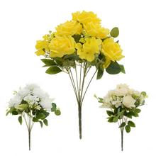 Kytica umelých ruží a drobných kvetov v mixe farieb.