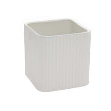 Biely obal na kvetináče s jemným pruhovaným vzorom.