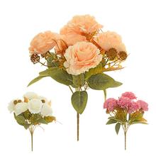 Kytica umelých ruží v mixe farieb a zelených listov.