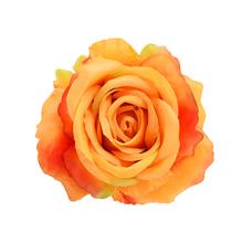 Umelá ruža v oranžovej farbe s priemerom 10 cm.