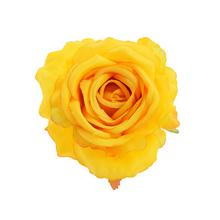 Žltá umelá ruža s priemerom 10 cm.