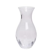 Priehľadná sklenená váza s elegantným tvarom.
