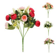 Kytica ranunculus s mixom zelene a kvetov.