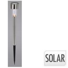 Solárne záhradné svetlo s kovovým povrchom.