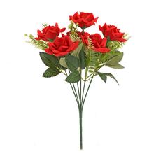 Kytica červených ruží s drobnými kvetmi a zeleňou.