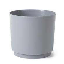 Šedý okrúhly obal na kvety s moderným dizajnom.