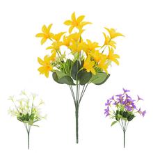 Kytica umelých kvetov v mixe žltých, bielych a fialových zvončekov.