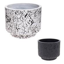 Mrazuvzdorný kvetináč v čierno-bielej farbe s prasklinami.