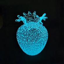 Váza z prskaného skla s dekoratívnym okrajom.