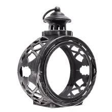 Okrúhly prázdny lampáš so striebornými dvierkami.