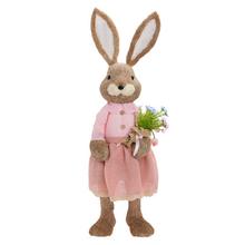 Slamená dekorácia - zajačica s kyticou v ružovej sukni.