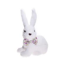 Biely zajačik so vzorovaným motýlikom.