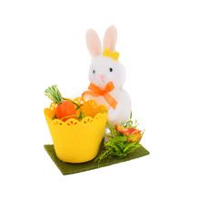 Biely zajačik s kvetináčom a dekoráciou.