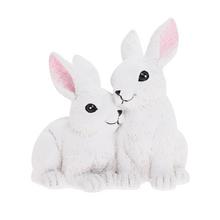 Dva bieli zajačikovia z keramiky.