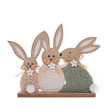 Drevené zajačiky na podstavci.