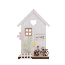 Drevený domček s bicyklom a kvetinami.