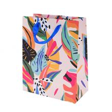 Farebná exotická darčeková taška s kvetinovým vzorom.