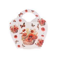 Šálka s motívom makov a motýľov.