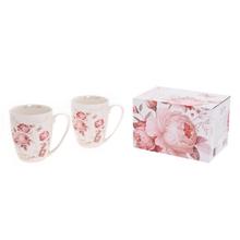 Sada dvoch šálok s kvetinovým vzorom.