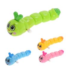 Modrý červík na kľúčik s usmievavou tvárou.