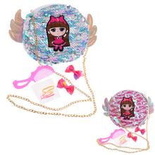 Kozmetická kruhová kabelka s trblietavými flitrami a obrázkom dievčaťa.